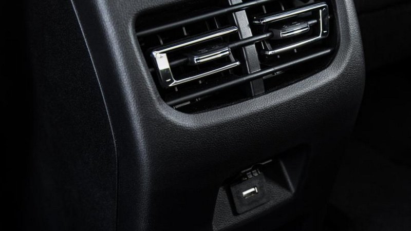 HAVAL M6, USB порт - артқыАртқы қатардағы үрлеу дефлекторлары